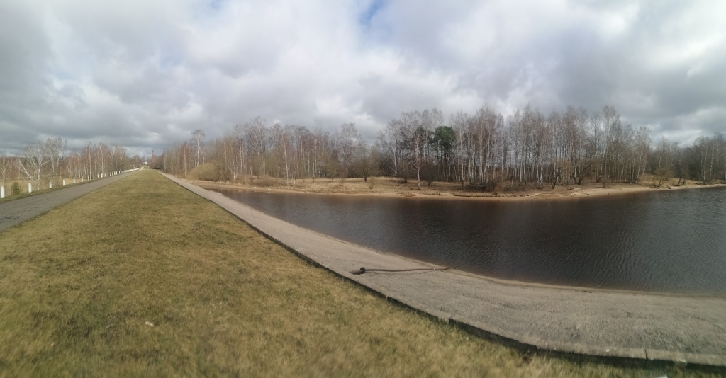 Peldvieta pussalā netālu no dambīša ir privātīpašums, tādēļ pašvaldība nedrīkst iesaistīties tās kopšanā.