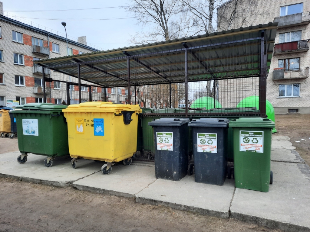 BIOLOĢISKO ATKRITUMU KONTEINERUS iedzīvotāji izmanto labprāt.