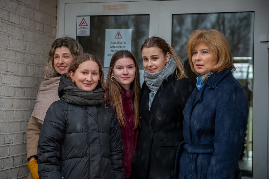 Izcili panākumi. Neretas Jāņa Jaunsudrabiņa vidusskolas audzēknes sasniegušas izcilus panākumus skolēnus zinātniski pētniecisko darbu valsts mēroga konfefecnē. Skolotāja Dita Pavloviča (no kreisās), godalgoto vietu ieguvējas Marta Ragele, Žaklīna Staltmane, Samanta Cvetkova, un skolas direktore Viktorija Trukša.
Autors: Imants Kaziļuns