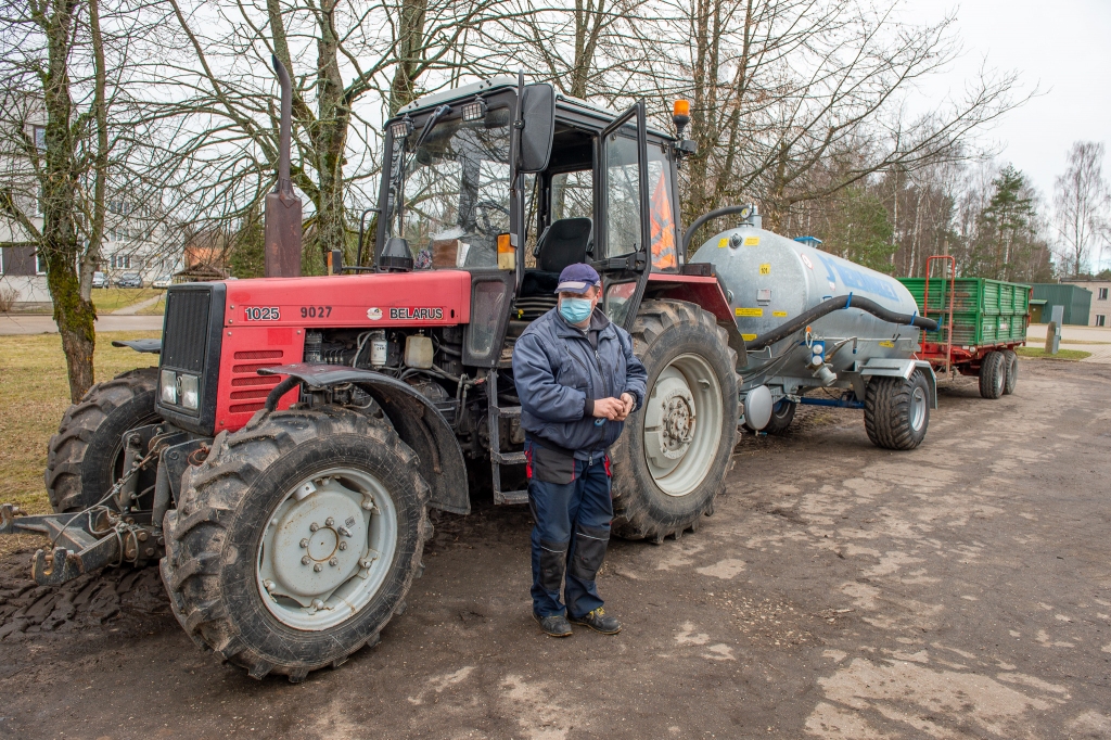 TEHNIKA IERINDĀ. Sērenes pagasta traktorists Gunārs Lazdāns uz apskati atvedis pagasta īpašumā esošo traktoru Belarus, asenizācijas mucu un piekabi.