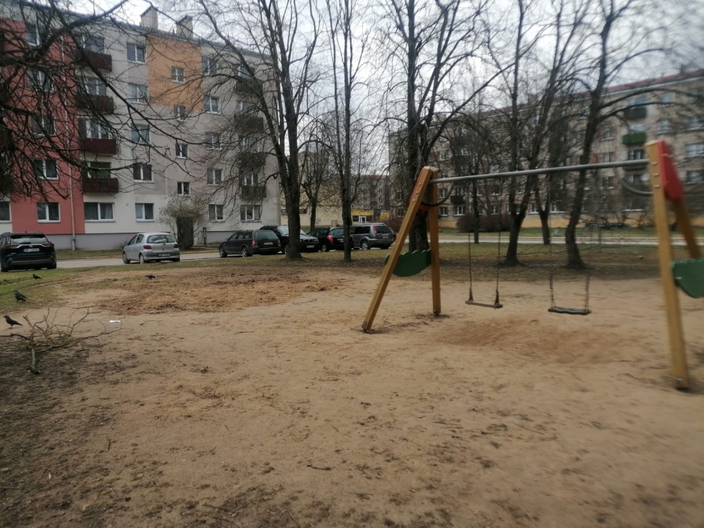 Vecā vietā būs jauns. Rotaļu laukumā demontētā elementa vietā šobrīd ir tukšums, bet jau šogad bērnus iepriecinās jauns, drošs un mūsdienīgs rotaļu laukums.