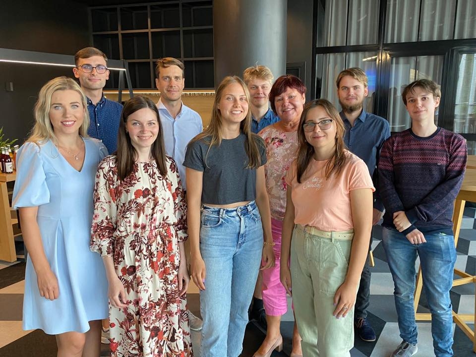 Viļņa Plūmes ģimene kopā ar stipendiātiem ikgadējā saietā pagājušā gada vasarā.
Autors: no Plūmju ģimenes albuma