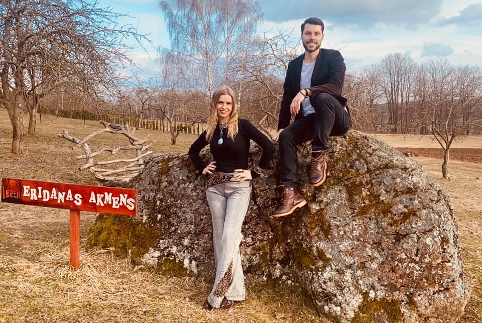 Akmens, kas iedvesmo. Muzikālā apvienība — Iveta Baumane un Roberts Pētersons  — nāks klajā ar paziņojumu, ka turpmāk apvienība sevi pieteiks un būs pazīstama ar nosaukumu “Eridana”. Apvienība ar iepriekšējo nosaukumu izdevusi vairākus singlus un uzstājusies daudzos koncertos. Nosaukums nācis ilgi, toties dabiski. “Reizēm ilgi meklētais bieži vien ir acu priekšā. Mums ir kāds īpašs un tuvs akmens, kas ir bijis arī iedvesmas avots, uz kura sēžot sarakstīts ne mazums dziesmu,” sociālajos tīklos atklāja Iveta Baumane. Īpašajam akmenim, kas atrodas Ivetas vecāku mājas pagalmā Daugavas krastā, dots nosaukums “Eridana”. Eridana, saukta arī par Baltijas upes sistēmu, ir vairs neeksistējoša upe, kas pirms daudziem miljoniem gadu tecēja līdzenumā, kur tagad atrodas Baltijas jūra. Tā ir bijusi lielākā zināmā upe Eiropā. Vārds tai dots pēc sengrieķu mitoloģiskās Eridanas upes. Muzikālā apvienība “Eridana” drīzumā priecēs klausītājus, laižot klajā jaunu dziesmu un videoklipu.
Autors: no personīgā albuma