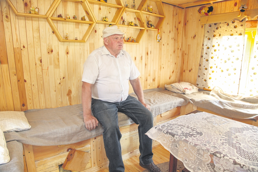 Armands Galviņš ir viens no pirmajiem, kas Latvijā sāka nodarboties ar tā saukto bišu terapiju. Sajūtas, guļot uz lāvas, zem kuras zum bites, ir interesantas. Ja cilvēks nav pieradis atslābināties, sākumā ir grūti, bet, ja ar sevi strādā, palēnām izdodas sevi noskaņot uz to, ka, ieejot mājiņā, ir jāatpūšas.
Autors: no arhīva