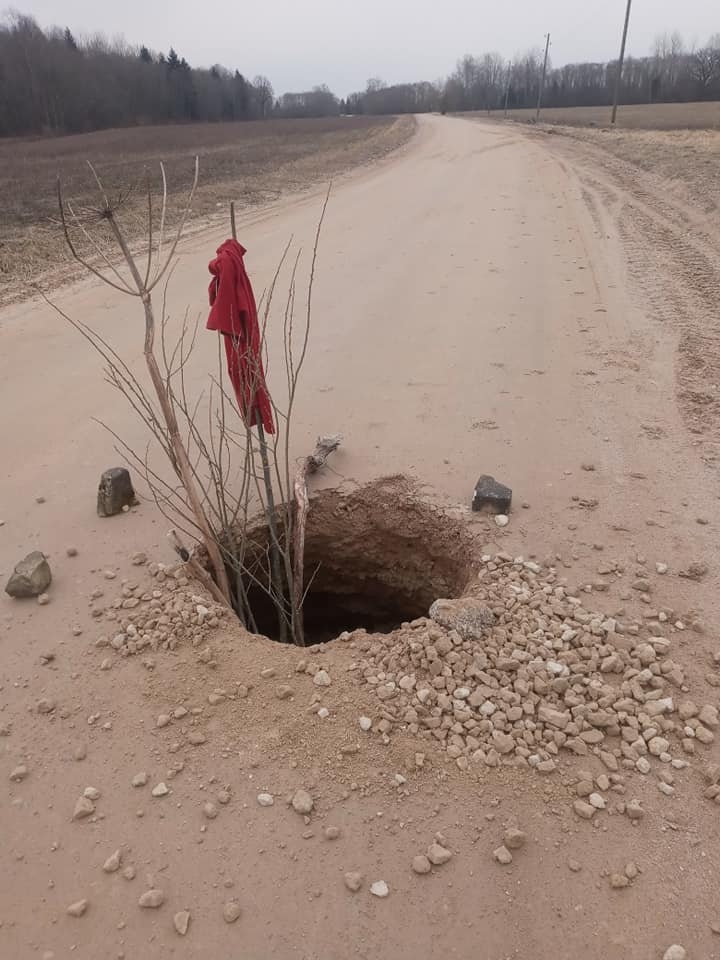 SOCIĀLĀ TĪKLA “FACEBOOK” lietotājs no Neretas puses Adrians Čiževskis savā profilā bija ievietojis fotogrāfijas, kurās redzams grants ceļš un bedre tajā. Lai brīdinātus citus braucējus, bedrē bija ievietoti zari, kas vizuāli norādīja par bojājumu. Neretas novada domes izpilddirektors Rolands Klibiķis teic, ka uz valsts ceļa posmā Nereta — Pilskalne bija radusies bedre, izskalojums virs caurtekas. Par to pašvaldība informēja uzņēmumu “Latvijas autoceļu uzturētājs” (LAU), un uzņēmuma darbinieki nākamajās dienās ceļu salabojuši. Par līdzīgiem gadījumiem izpilddirektors aicina informēt novada pašvaldību, kas savukārt sazināsies ar LAU pārstāvjiem, kā tas noticis līdzīgā gadījumā uz lauku ceļa Ērberģes pusē.
Autors: Adrians Čiževskis