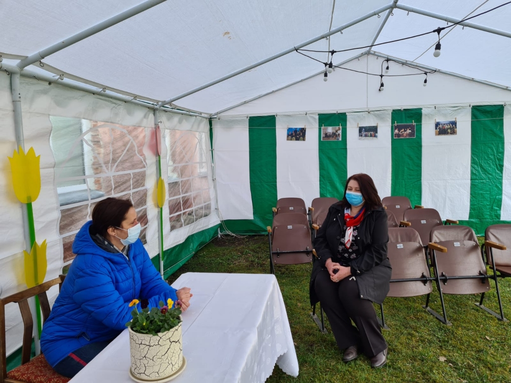 Gatavojas darbam. Pie Skrīveru kultūras centra uzslietajā nojumē mākslinieciskās daļas vadītāja Inga Kokaine (no labās) ar deju kolektīvu vadītāju Gitu Skudru apspriež nodarbību norisi ārā.
Autors: no Skrīveru kultūras centra