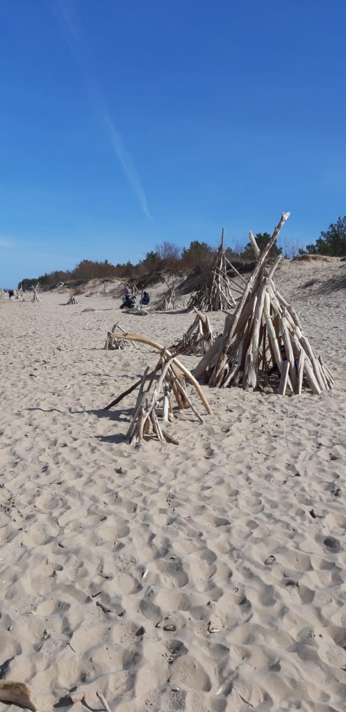 Neparasti un skaisti. Carnikavas pludmale uzmanību piesaista ar piramīdām, kas saslietas no jūras izskalotiem kokiem
Autors: Agita Grīnvalde-Iruka