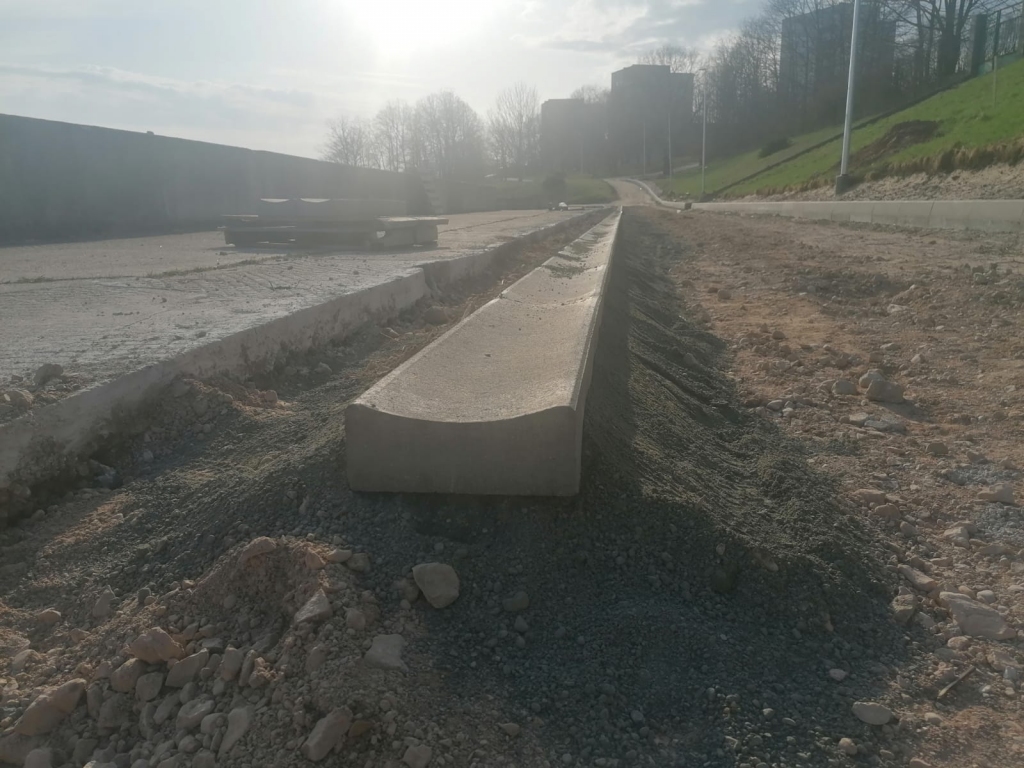 Jāmaina jaunas apmales. Aizkrauklē, Stadionā ielā, pagājušajā nedēļā nomainītas rudenī ieliktās jaunās betona apmales, kuras, izvedot izcirstos kokus, ziemā sabojātas. Pašvaldības pārstāvji apgalvo — kurš sabojāja, tas arī maksās par apmaļu nomaiņu.
Autors: Ginta Grincēviča