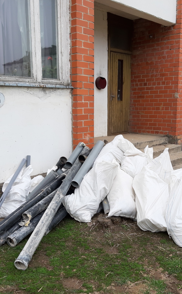 IEDZĪVOTĀJI GRIB TĪRU GAISU. Pie Aizkraukles pilsētas Bērzu ielas 12. mājas salikto demontēto kanalizācijas cauruļu un citu būvgružu pirmā krava izvesta, bet darbi turpinās, un būs atkal citi būvgruži. Iedzīvotājiem nepatīk to smaka. Firma  centīsies  turpmāk strādāt tā, lai iedzīvotāji tādas nepatīkamas neērtības neizjustu.
Autors: Agita Grīnvalde-Iruka