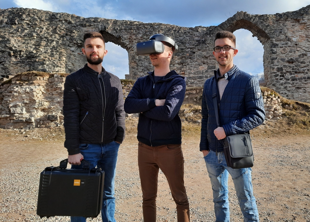 Jaunie uzņēmēji (no labās) Rolands, Renārs un Rinalds Lipenīši jau drīzumā plāno piedāvāt Koknesē tūristiem pilnīgi jaunus pakalpojumus. Kokneses novada domes biznesa ideju konkursa vērtēšanas komisijas dalībnieki ir gandarīti, ka puiši, kas konkursā ieguvuši galveno balvu, savu ieceri sāk īstenot dzimtajā novadā, jo tajā tiešām ir daudz, ko redzēt, un daudz, ko parādīt citiem.
Autors: no personīgā albuma