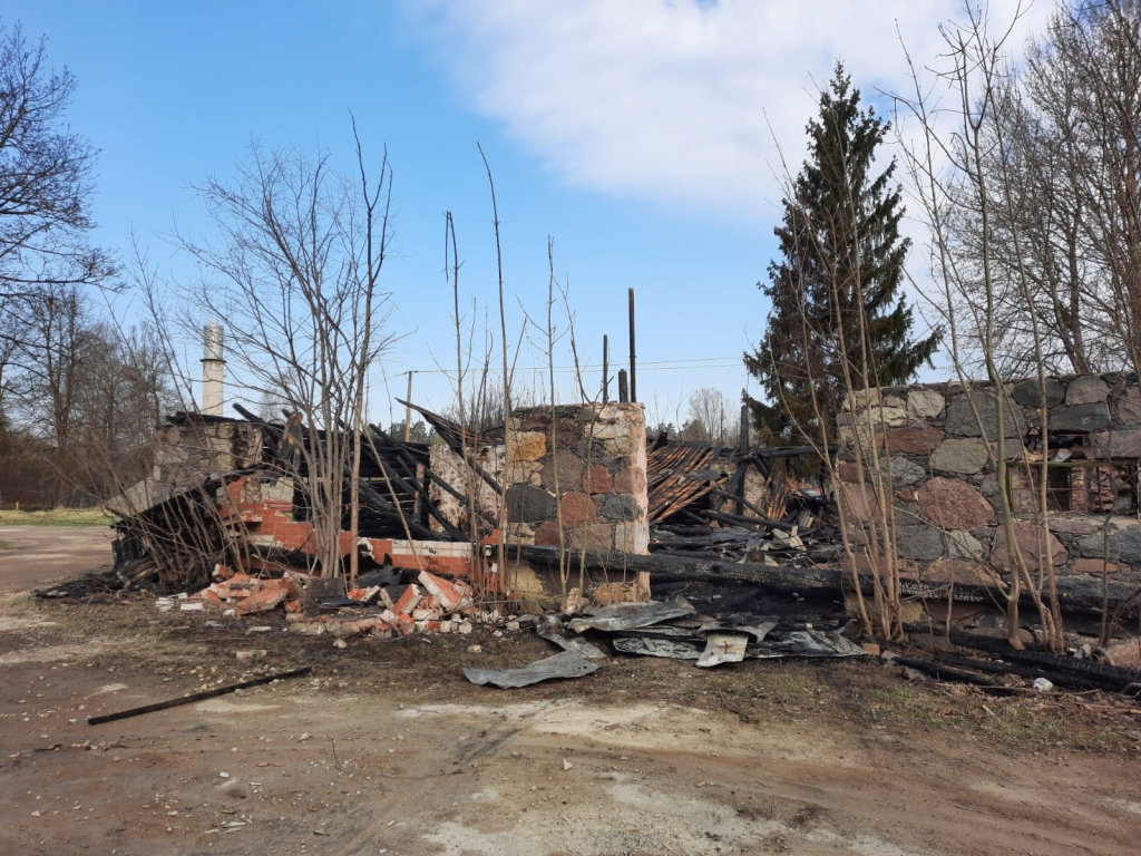 PALIEK MŪRI UN GRUVEŠI. Pļaviņu novada pašvaldības policija vairākkārt brīdinājusi Rīgā dzīvojošo īpašnieku par to, ka ēka  Rīgas ielā jāsakārto. Nu tā nodegusi. Līdz 30. aprīlim īpašniekam jāaizvāc gruveši un jāsakārto apkārtne.
Autors: Sandra Pumpure