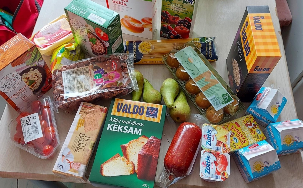 Dažādi risinājumi.  Pusdienu kompensāciju naudu izdod gan pārtikas pakās, gan talonos.
Autors: Iveta Skaba un no www.vecumnieki.lv