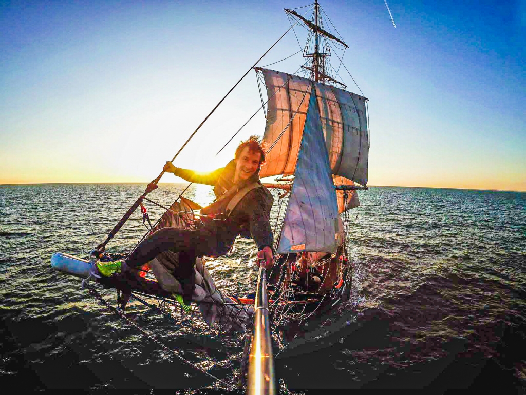 Brīvs kā putns. Emīls uz simtgadīgā burinieka.
Autors: no Emīla Tomsona albuma