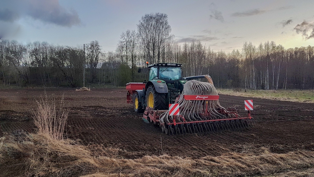 Pēdējos saules staros. Sējas darbi nedēļas nogalē vēlu vakarā turpinās Daudzeses pagastā, Uģa Rubeņa zemnieku saimniecības “Ziediņi” laukos.
Autors: Imants Kaziļuns