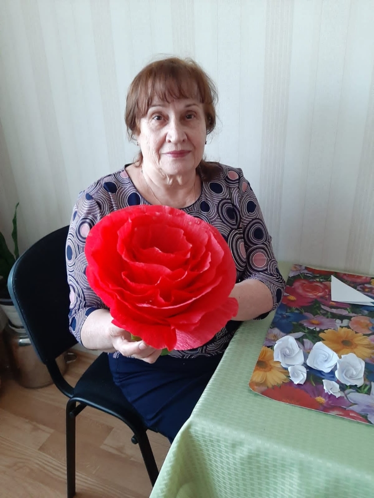 Pieminot Černobiļas katastrofas 35. gadadienu, Aizkraukles sadarbības pilsēta Slavutiča (Ukraina) rīkoja pasākumu “Ziedi — atdzimšanai”, kura laikā aizkrauklieši tika aicināti pēc videopamācības veidot nelielus papīra vai cita materiāla ziedus apmēram plaukstas lielumā. Savu darbu fotogrāfijas ikviens  25. aprīlim  varēja iesūtīt pašvaldībai sociālo tīklu platformā vai ievietot ukraiņu draugu “Facebook” profilā, bet mācīties gatavot papīra ziedus ikviens var joprojām — videopamā­cība atrodama Aizkraukles novada pašvaldības “Facebook” profilā.  
Aizkraukles senioru vokālā ansambļa “Maļinovij zvon” dalībniece Tatjana Kazakova izveidoja ne tikai nelielus ziedus, bet arī milzīgu puķi.
Autors: no “Facebook”