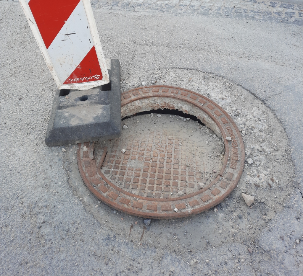 GAIDA RISINĀJUMU. Lai arī par bedri brīdina zīme, autovadītājiem tā rada problēmas.