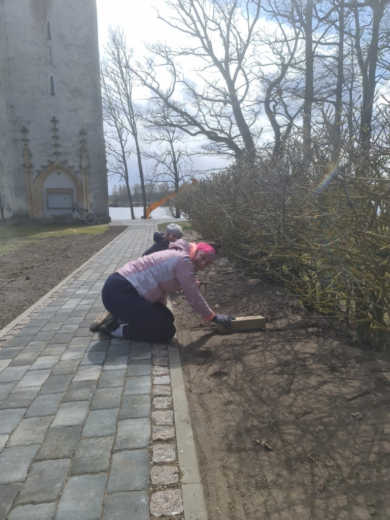 Koknesē Lielās talkas dienā sakopa luterāņu baznīcas apkārtni.
Autors: no Kokneses evaņģēliski luteriskās baznīcas un “Pīlādzīša”