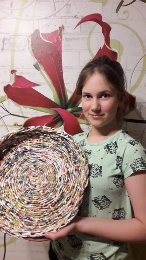 Estere Migla no avīzēm darinājusi skaistu trauku.
Autors: no personīgā albuma