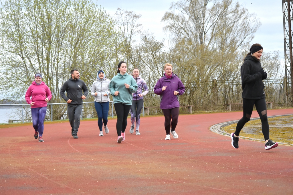 Motivējoša kopā būšana. Bezmaksas āra sporta nodarbības Aizkrauklē palīdz pietuvoties individuālajiem mērķiem.