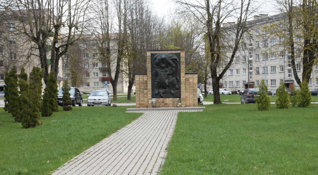 KĀ NOSAUKT? Aizkraukles novada pašvaldība rosina vietu pie stēlas “Lāčplēša cīņa ar Melno bruņinieku” nosaukt par 4. maija vai Neatkarības skvēru un līdz 10. maijam gaida iedzīvotāju atsauksmes un ierosinājumus, vai šāda ideja ir atbalstāma un kurš variants šķiet vispiemērotākais, vai  arī varbūt šādu nosaukumu dot kādai citai vietai. Vairāki iedzīvotāji jau pauduši viedokli, ka piemērotākais nosaukums šai vietai būtu Lāčplēša skvērs.