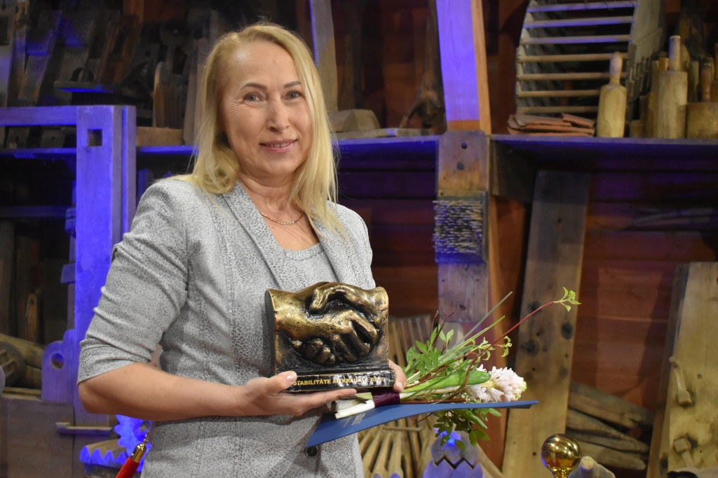 Balvu nominācijā “Stabilitāte” saņēma SIA “Avēnija VP”, kas nodarbojas ar automobiļu apkopi un remontu, automobiļu rezerves daļu un piederumu vairumtirdzniecību. 
Uzņēmuma spēks noteikti ir daudzveidībā, jo tas darbojas dažādās jomās. “Paldies, ka pamanījāt mūs starp daudzajiem Aizkraukles uzņēmumiem! Man patīk skatīties, kā veidojas un sakārtojas Aizkraukle. Priecājos, kā Aizkrauklē ienāk līderi — zinoši, strādāt griboši, darītāji, kas veido un maina pilsētas tēlu. Lepojos, ka arī mūsu uzņēmums sevi var saukt par aizkraukliešiem,” sacīja uzņēmuma pārstāve Inga Veigure.