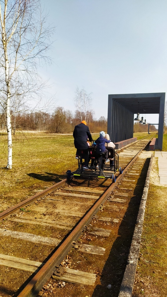Pie velosipēda pedāļiem ikdienā neradušam pievarēt aptuveni 700 metru garo sliežu posmu nav nemaz tik viegli. Īpaši, ja gadās tādi lielāki pasažieri.
Autors: no kinostacijas albuma