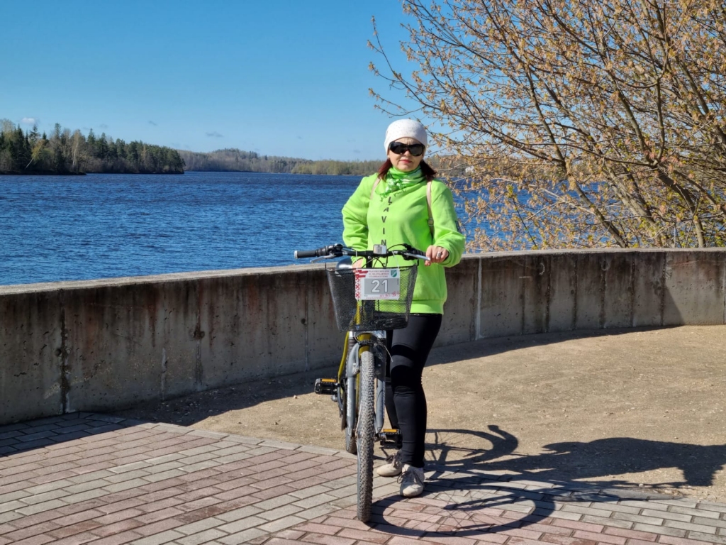 ALLAŽ KUSTĪBĀ. Vija labprāt iesaistās dažādos pasākumos, arī ikgadējā Pļaviņu novada Neatkarības dienas velobraucienā.
Autors: no personīgā albuma