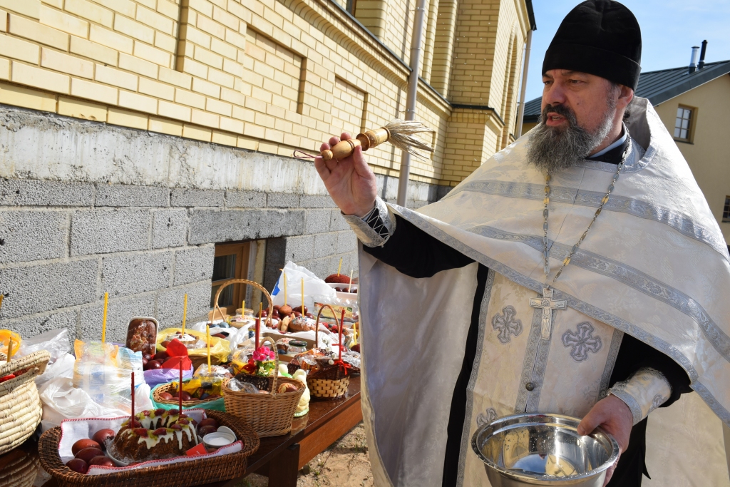 LAI IR SVĒTĪBA. Pareizticīgo virspriesteris Sergejs Ništuns pie pareizticīgo baznīcas Aizkrauklē iesvēta draudzes locekļu atnestās olas, kuličus un citus Lieldienu cienastus.