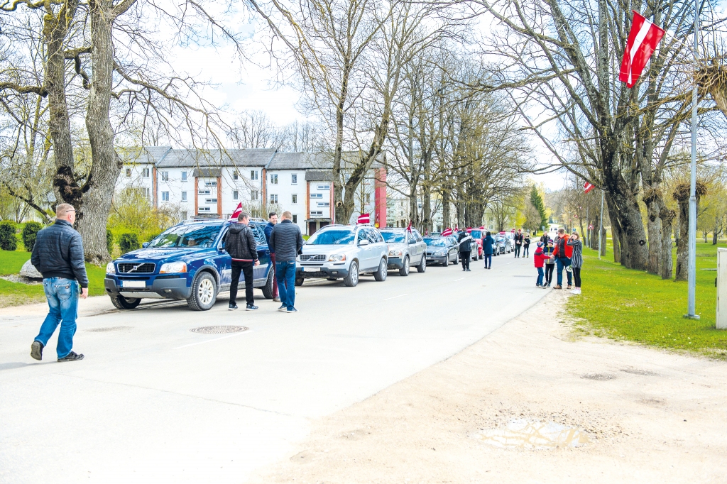 Brauciens aizvadīts. Automašīnu kolonna Neretā, Pētera Lodziņa ielā.