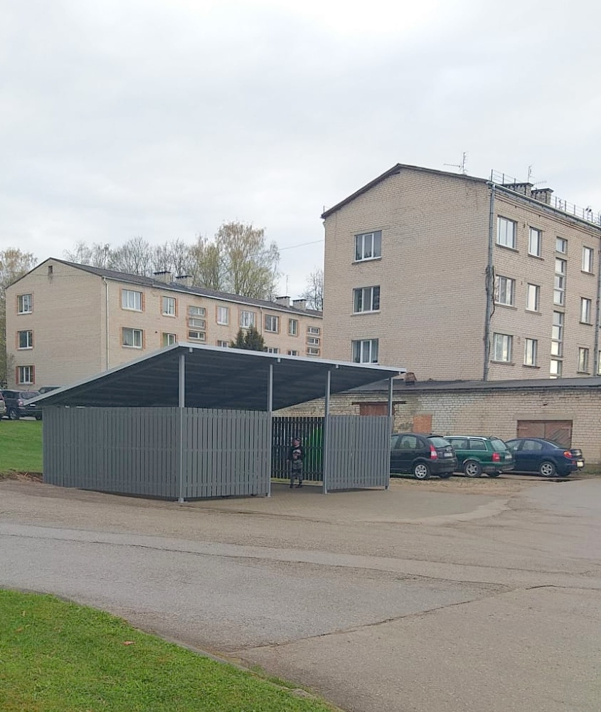 Praktisks un acīm tīkams! Atjaunots Jaunjelgavas atkritumu konteineru laukums pie Liepu ielas 17. nama, un tas paredzēts apkaimes daudzdzīvokļu namu iedzīvotājiem. Ierosinājumu atjaunot laukumu pauda iedzīvotāji, pašvaldība to atbalstīja, piešķirot līdzekļus. Atjaunotais atkritumu laukums izmaksāja 6445 eiro bez PVN. Veco atkritumu laukumu ieskāva betona siena, kas atkritumu apsaimniekotājam apgrūtināja konteineru izvešanu. Tiem atrodoties zem klajas debess, pilno konteineru saturs nereti izvazājās pa apkārtni. Tagad laukums nolīdzināts un nobruģēts, ierīkota nojume ar metāla karkasu un jumtu, sienas apliktas ar kompozītmateriālu, kas izskatās pēc koka. Tāpat drīzumā vecos atkritumu konteinerus nomainīs pret jauniem.
Autors: Ginta Grincēviča