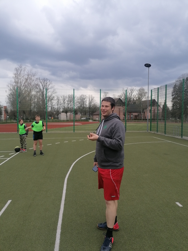 Beidzot atkal ierindā. Andreja Upīša Skrīveru vidusskolas sporta skolotājs Reinis Krasovskis ar 4. un 5. klases handbolistiem.