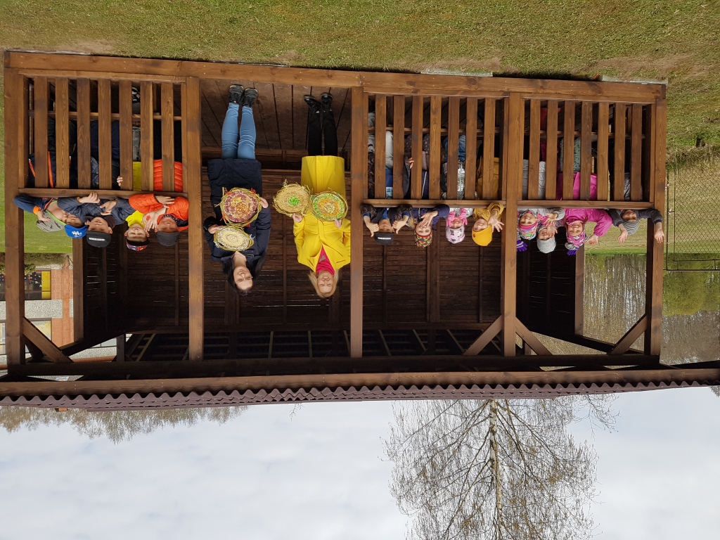 Latvijas Republikas  Neatkarības atjaunošanas gadadienas priekšvakarā Aizkraukles pagasta sākumskolas pirmsskolas bērni tika iepriecināti ar ļoti sen gaidītu  jaunu nojumi, informē skolas direktore Janīna Zolotorenko. Pateicoties Aizkraukles novada pašvaldībai, tika piešķirts finansējums nojumes izbūvei. Darbus veica SIA “MK Dizains”.
Autors: no Aizkraukles pagasta sākumskolas