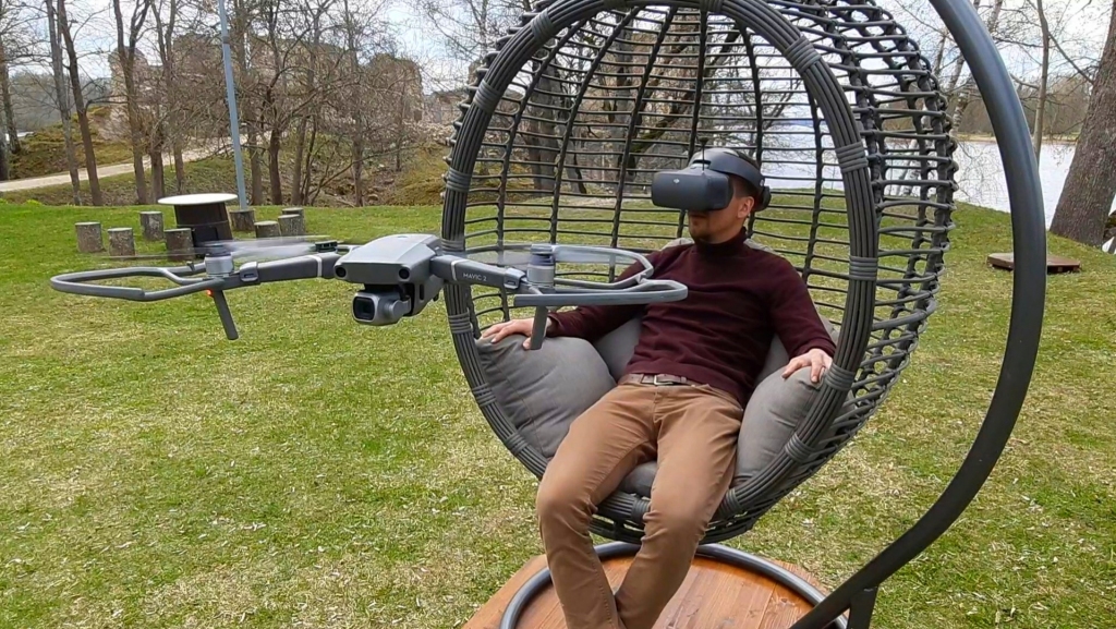 Ar virtuālās realitātes brillēm Kokneses viduslaiku pilsdrupās iespējams pacelties debesīs, piedzīvojot aizraujošu lidojumu virs Kokneses.