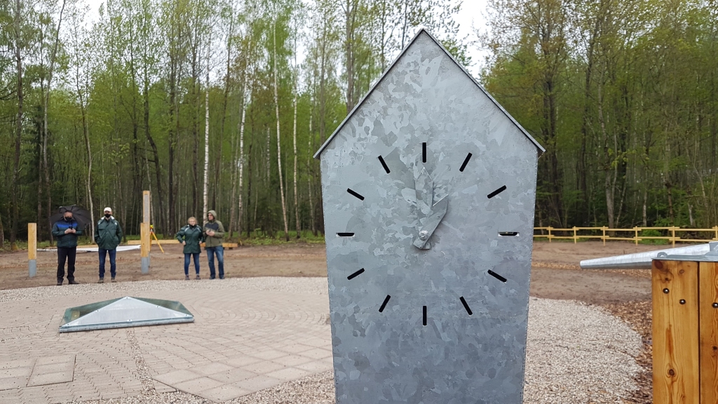 Viens no zinātnieku mērrīkiem. Simboliskais pulkstenis apstājies nakts stundā, kad notika intensīvākie koordinātu noteikšanas darbi.