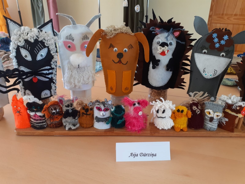 Projektā “Ģimeņu ziedēšanas maratons” jau realizēta pirmā ideja — apkopoti Mazzalves pagasta māmiņu un vecmāmiņu rokdarbi. Attēlā — Aijas Dārziņas šūtās roku lellītes.