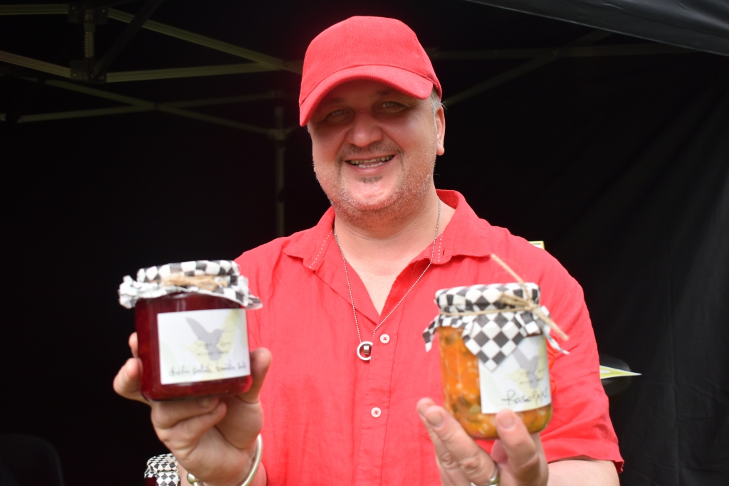 Prieks un gandarījums. Dziedātājs Sergejs Jēgers ir ļoti priecīgs piedalīties tirdziņos: “Sajūta ir superīga. Visi ir izslāpuši pēc šīs tikšanās, cilvēki grib runāties, fotografēties, satikties, tāpēc mēs, mākslinieki, esam šeit, lai tiktos ar viņiem.”