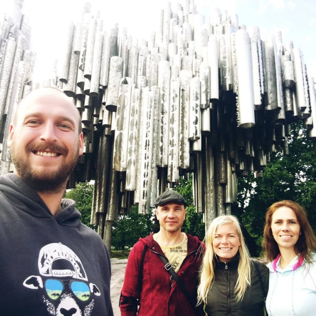 LAINE UN ARTURS ar draugiem, iepazīstot Somiju.
Autors: no ceļotāju albuma