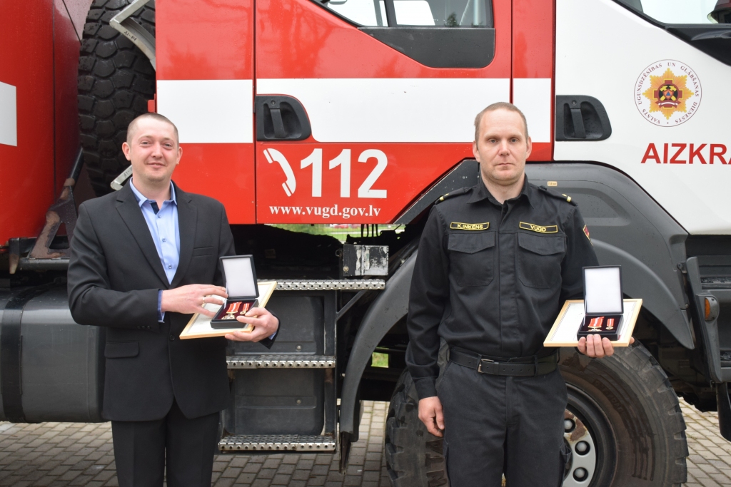 IZGLĀBJ CILVĒKU. Ar Iekšlietu ministrijas apbalvojuma zīmi “Par pašaizliedzību”, ugunsgrēkā izglābjot cilvēku, apbalvots Aizkraukles daļas vada komandiera vietnieks Kaspars Inķēns (no labās) un Pļaviņu novada iedzīvotājs Salvis Spulis. Abi teic, ka par saņemto apbalvojumu ir gandarīti.
