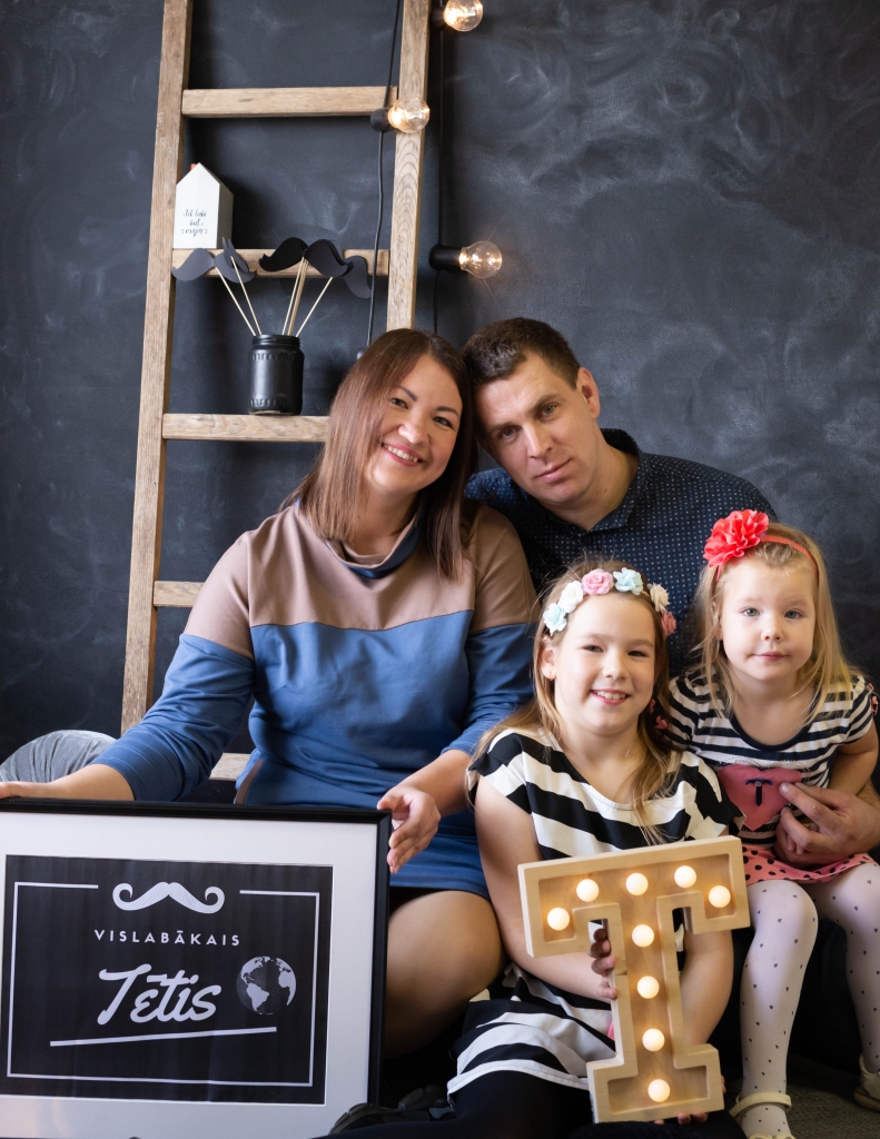 Zanes ģimene — tā ir viņa pati, vīrs Artūrs un meitiņas peciņas.
Autors: no personīgā albuma