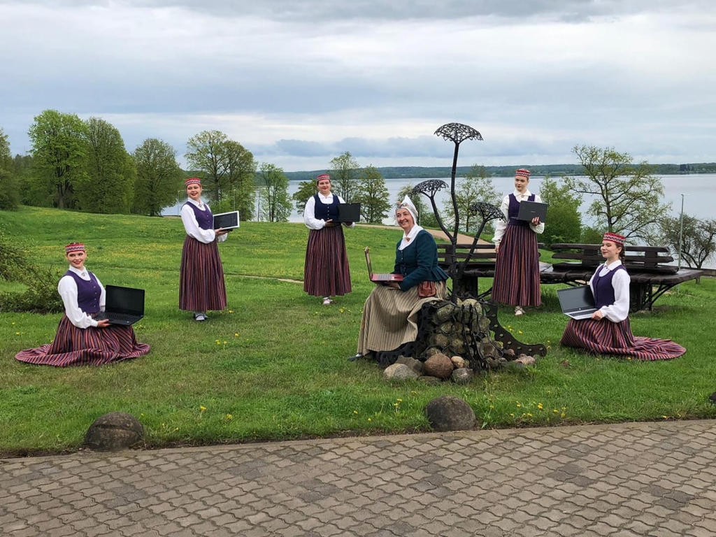 Projektā “Svinēt sauli” piedalījās arī deju kolektīvu vadītājas Unas Stakles dejotāji.
Autors: no U. Stakles albuma