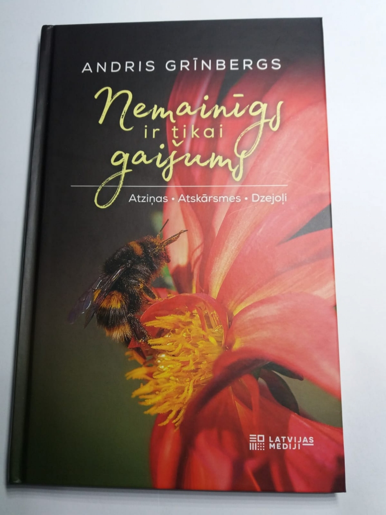 divu novadnieku nule iznākušās grāmatas — Lūcijas Ķuzānes “Mūsu mūžu dienas Sēlijā” un Andra Grīnberga “Nemainīgs ir tikai gaišums”.