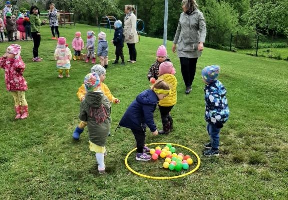 Sporto kopā ar Pepiju. Aizvadītajā nedēļā ar olimpisko rīta vingrošanu visā Latvijā noslēdzās Olimpiskais mēnesis. Olimpiskās dienas pasākumi aktīvi aizvadīti arī Pļaviņu novada pirmsskolas izglītības iestādē “Jumītis” un tās filiālēs “Bērziņš” un “Zīļuks”. Pie “Bērziņa” bērniem ciemos bija ieradusies Pepija un kopīgi veica gan speciālo vingrojumu kompleksu, gan sporta skolotājas sagatavotos uzdevumus. Arī pārējās filiālēs notika aktīva vingrošana un citas sportiskas aktivitātes.
Autors: no Pļaviņu novada PII