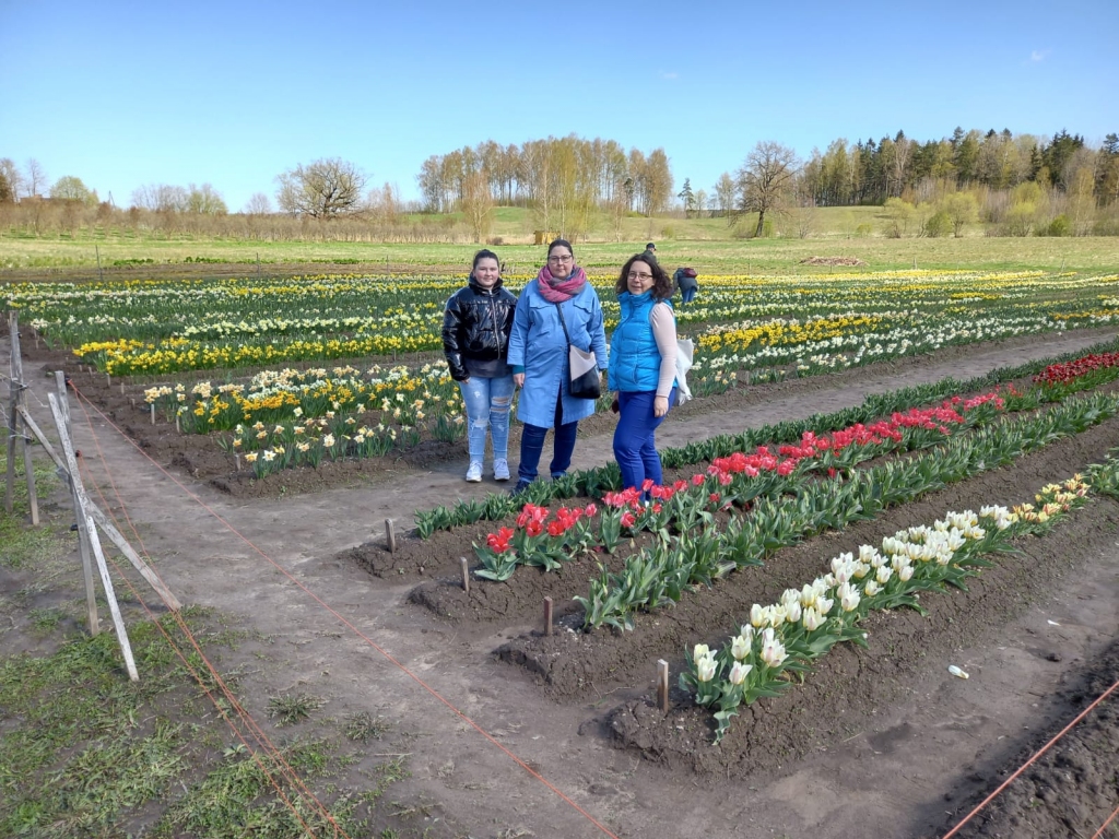 Krāšņais ziedu laiks dārzā ir no pirmajām siltajām pavasara dienām līdz vēlajām rudens salnām, tāpēc uz turieni noteikti ir vērts aizbraukt vairākkārt.
Autors: no autores albuma