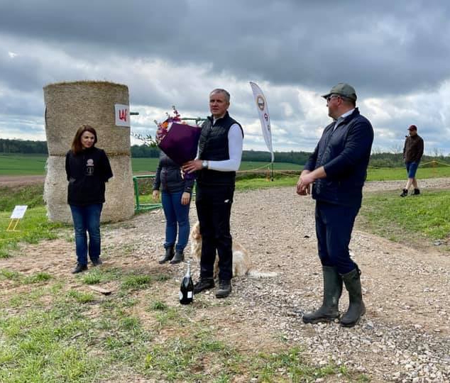 Vieta, kur medniekiem un sportistiem trenēties. Kokneses novada Vecbebros, “Ievas siera” izveidotajā šautuvē, pirmoreiz notikusi Latvijas Sportinga federācijas rīkotā angļu sportinga treniņšaušana jeb šaušana pa lidojošajiem māla šķīvīšiem, kurus gaisā sviež jauni mešanas aparāti. Apmēram piecus hektārus plašā un reljefainā teritorija šim sporta veidam ir ļoti piemērota.
Autors: no Jura Sprukuļa un Leona Līduma albuma
