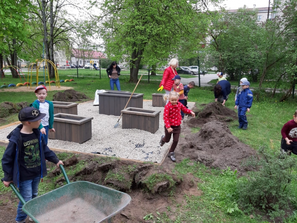 Lai aug griezdamies! Aizkraukles PII “Saulīte” bērni iekopa sešas augu kastes, kurās sastādīti aprīlī pašu sētie labumi.
Autors: no PII “Saulīte”