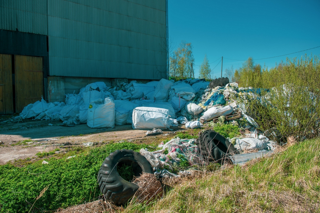Ceļš aizkrauts. Rezultātā ugunsdzēsēju transports nevarēja piekļūt kūlas ugunsgrēkam.