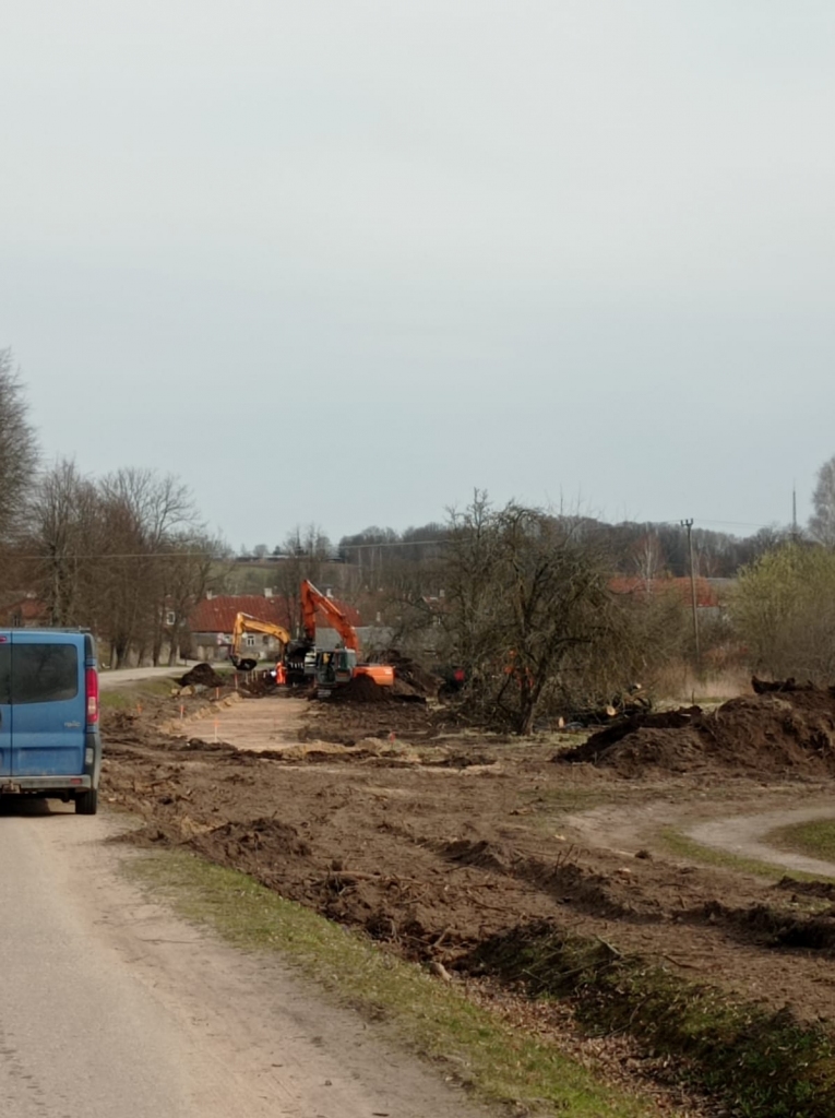 Darbs procesā. Elizabetes Magdalēnas ielas posmā notiek vērienīgi darbi, to laikā nācās izzāģēt liepas.
Autors: Evija Vectirāne