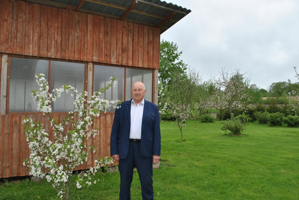 BŪS RAŽA. Šogad Jāņa Kaņepēja dārzā ķirši un citi augļkoki zied bagātīgi, par ko saimnieks priecājas.