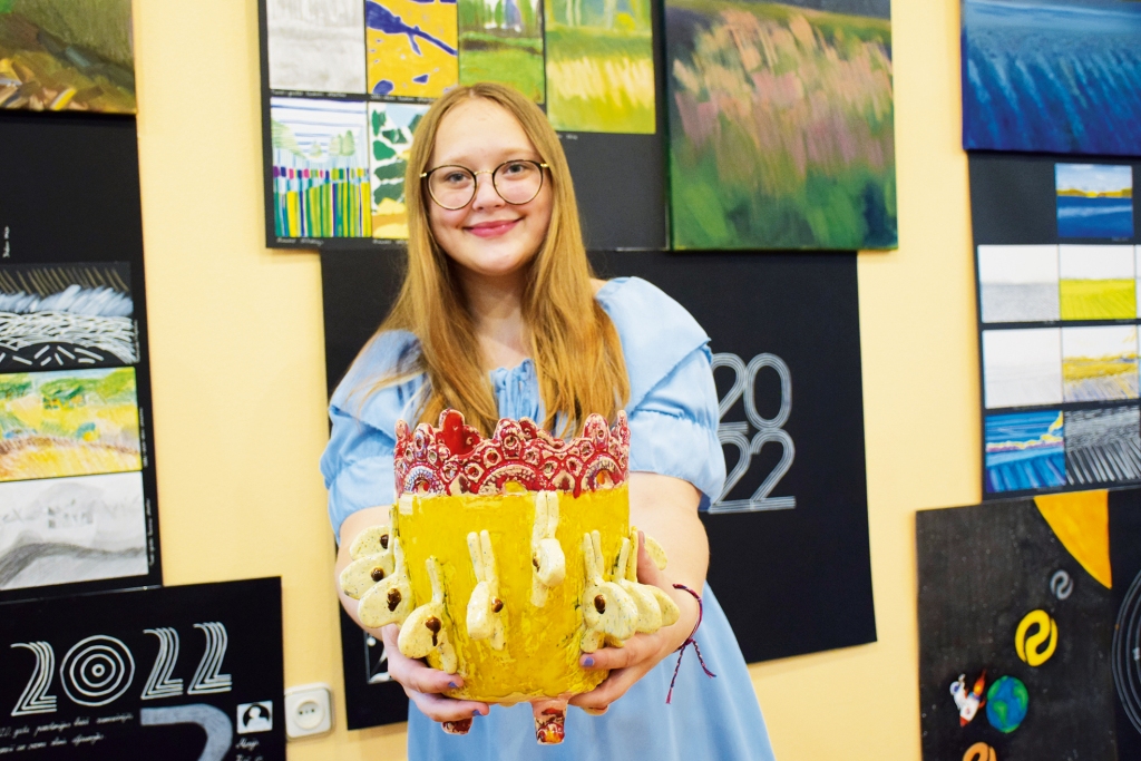 Ar daudzām zaķu galvām vāzi izveidojusi Daniela Rozenberga. Viņa iedvesmojusies no darba “Alise Brīnumzemē”.