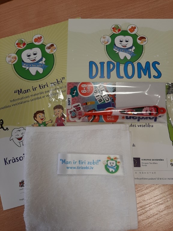Pļaviņu novada ģimnāzijas 2. a un 2. b klases skolēni kopā ar skolotājām Ilzi Kungu un Sarmīti Kļaviņu piedalījās projekta “Man ir tīri zobi!” nodarbībā par veselīgu uzturu un pareizu zobu kopšanu. To vadīja uztura speciāliste un zobu higiēniste. Bērni, spēlējot spēles un aktīvi līdzdarbojoties, mācījās atšķirt veselīgos produktus no neveselīgiem, apguva pareizu zobu tīrīšanas tehniku un uzzināja, kas ir nepieciešams, lai zobi būtu stipri un veseli. Bērni saņēma arī noderīgas dāvaniņas — krāsojamo uzdevumu grāmatu, vecumam atbilstošu zobu suku, dvielīti, kalendāru ar uzlīmēm, lai sekotu zobu tīrīšanai, kā arī diplomu par dalību nodarbībā.
Autors: no Pļaviņu novada ģimnāzijas